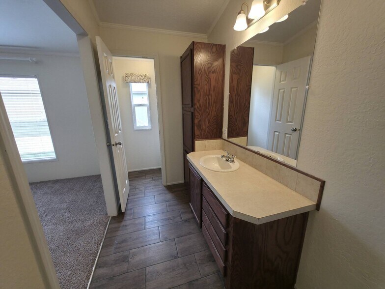 Building Photo - 1309 W Plum St