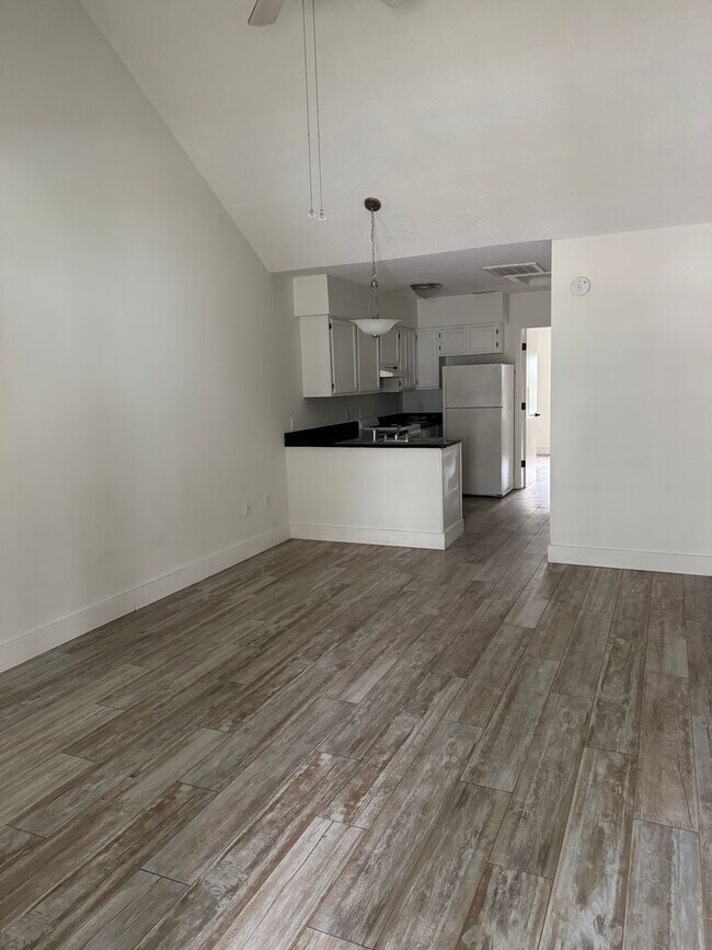 Building Photo - Large One Bedroom Across from the Beach in...