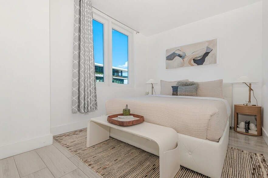 Building Photo - 2301 Collins Ave