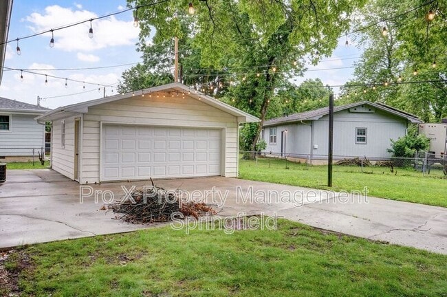 Building Photo - 906 N Belview Ave
