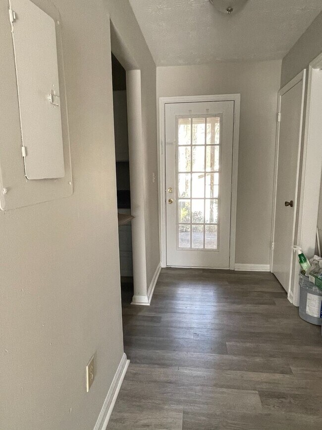 Building Photo - Spacious 2 Bedroom/2 Bath Townhome