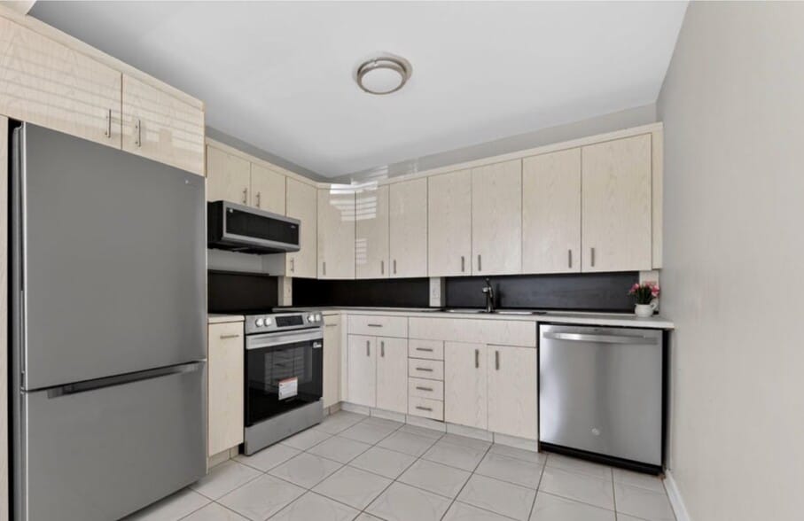 Kitchen- brand new appliances - 2012 Hythe A