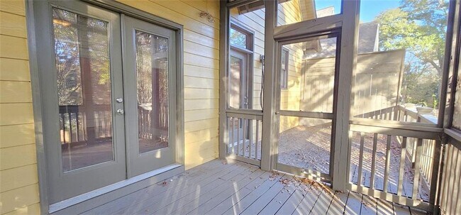 Building Photo - 703 Pershing Ave SE