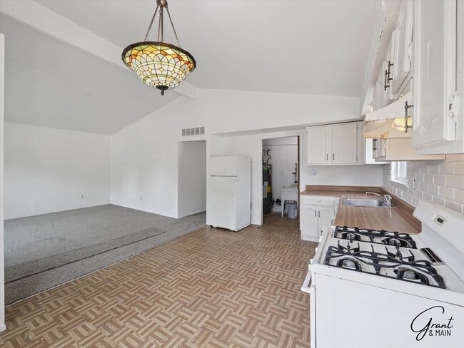 Building Photo - $1450 3 bedroom ranch
