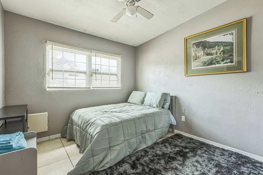 Building Photo - 911 26th St Ct E