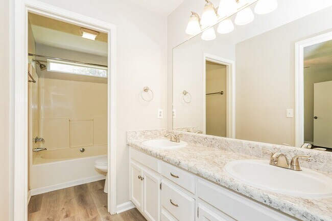Building Photo - 3005 Creekview Ln