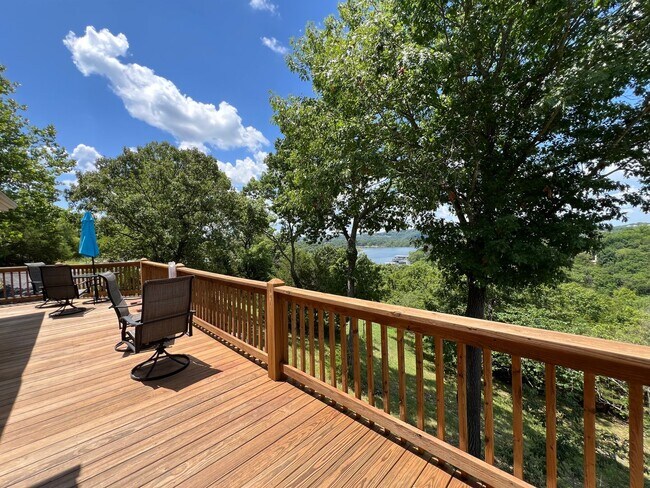 Building Photo - Beautiful Lake House