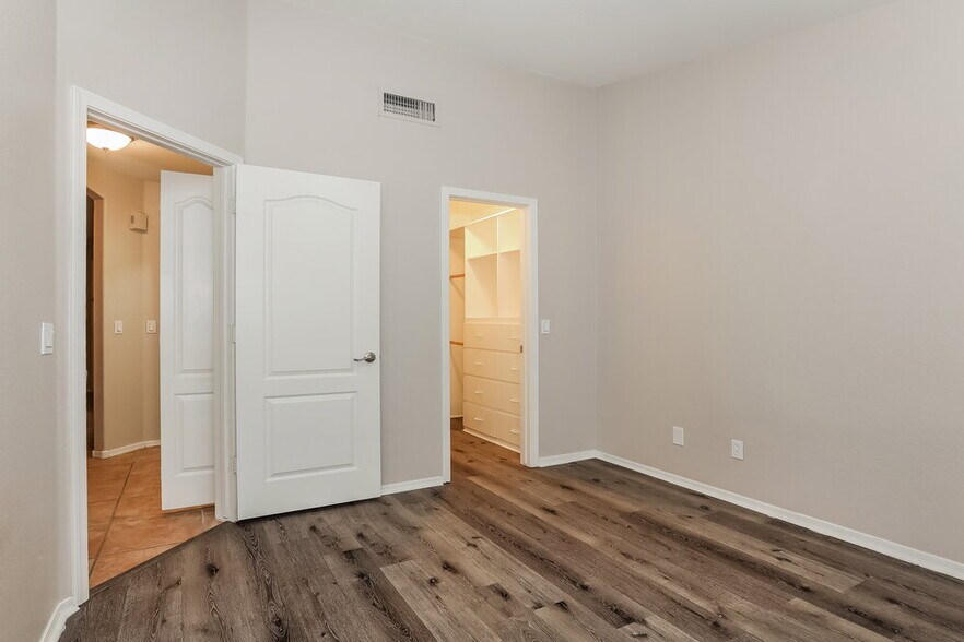 Building Photo - 118 W Tumbleweed Ct