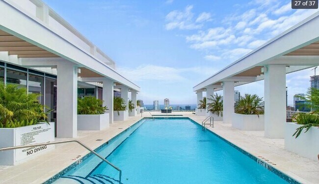 Building Photo - BEAUTIFUL Luxury Condo in Downtown St Pete...