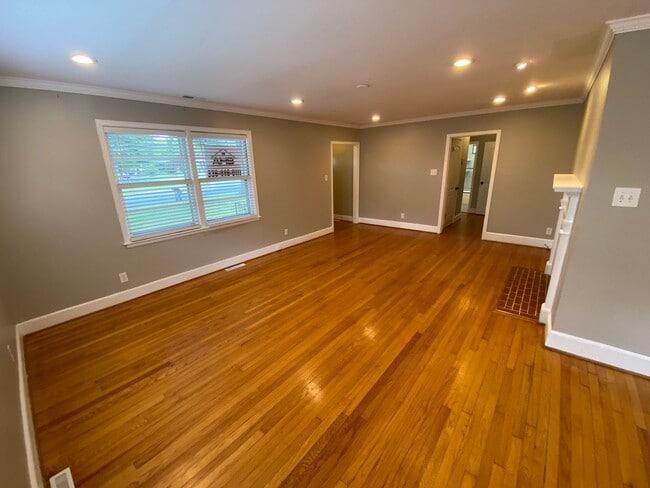 Building Photo - Amazing Brick 3 bedroom 2 bathroom rental ...
