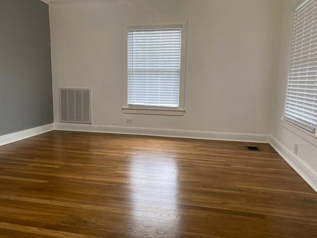 Building Photo - 433 Robert Dr