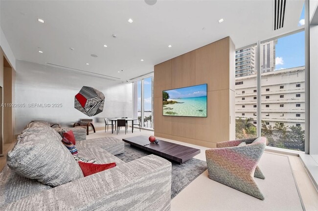 Building Photo - 700 NE 26th Terrace