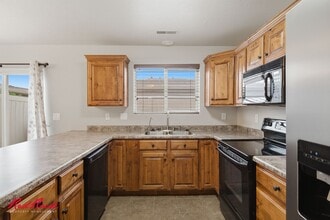 Building Photo - 3 Bedroom Townhome In Great Location!