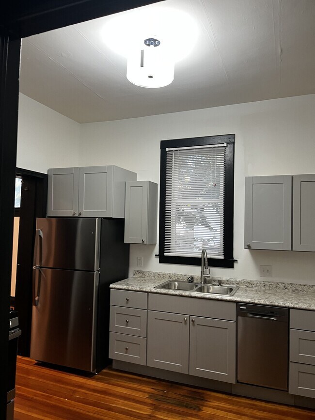 Building Photo - 12th Street Luxurious Suite