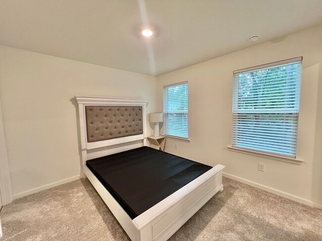 Building Photo - Luxurious, Newly Built 3BD, 2.5BA Raleigh ...