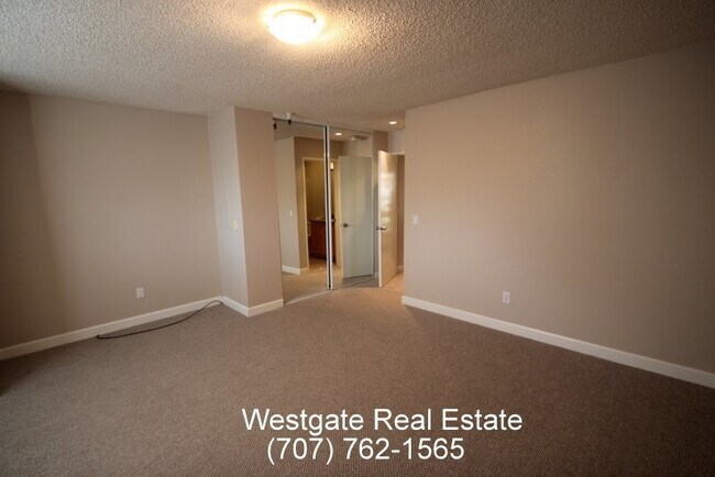 Building Photo - Lovely 1 Bedroom/1 Bathroom West Petaluma Condo Available Now