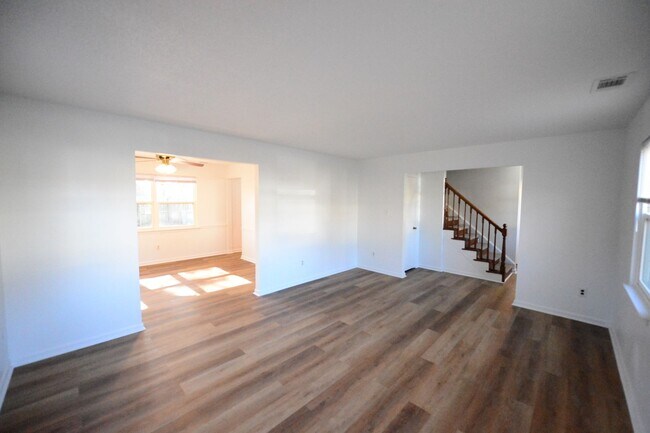 Building Photo - 6 Bedrooms-Little Neck Area