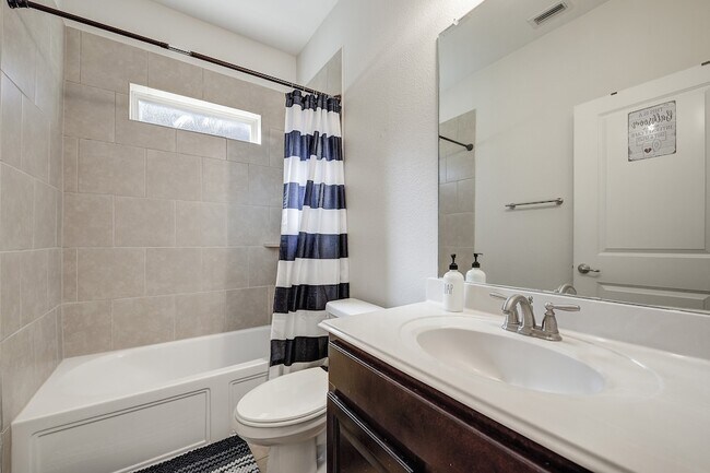 Building Photo - 106 Martingale Trail