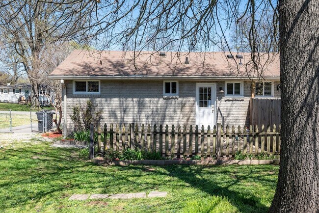 Building Photo - 405 Figuers Dr
