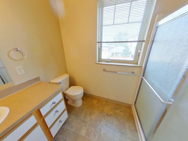 Building Photo - 762 E 17th Ave