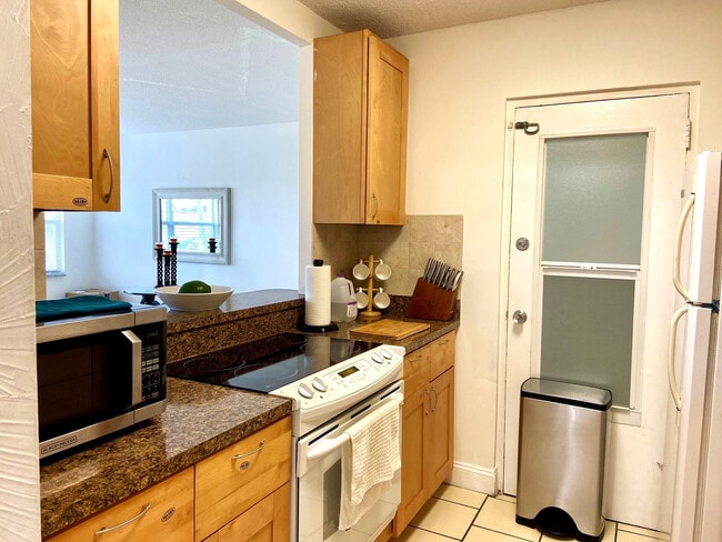 Building Photo - 2555 NE 11th St