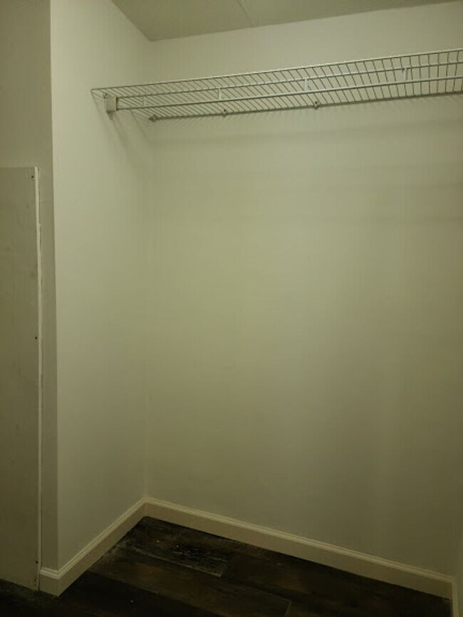 Building Photo - Updated 3 bed 2 bath