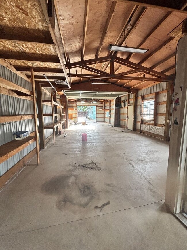 Building Photo - Large Lot Near Downtown Hillsboro