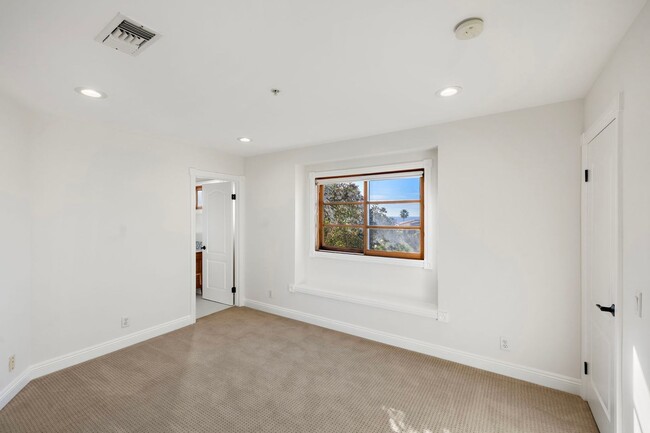 Building Photo - 416 Avenida Santa Barbara