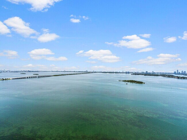 Building Photo - 700 NE 24th St