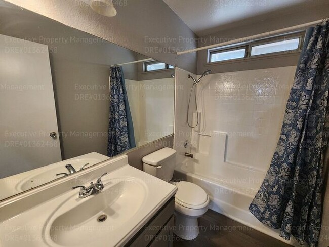 Building Photo - Charming 3 bedrooms/ 2.5 bathroom home.