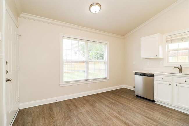 Building Photo - Spacious 4BR Home with Vaulted Ceilings, Fireplace & Large Backyard!