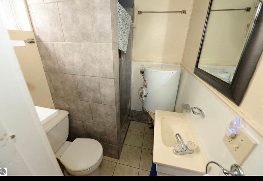 Building Photo - 5883 Lake Ln Dr