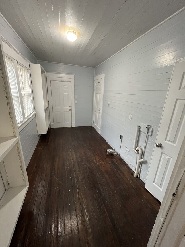 Building Photo - 735 W 3rd St