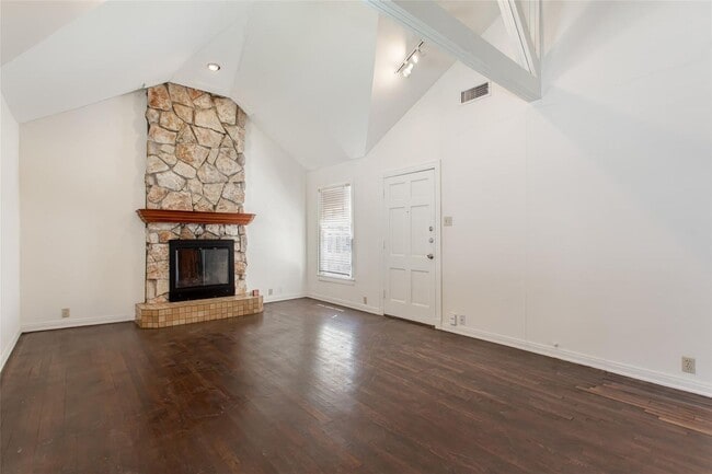 Building Photo - Charming 2-Bedroom, 1/5-Bath Home in Little Forest Hills