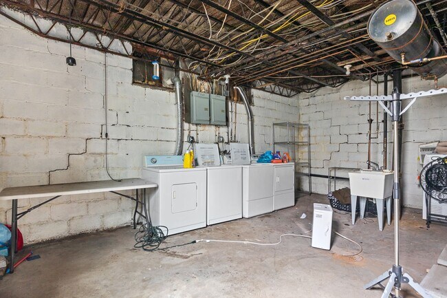 Building Photo - 3819 Beechwood Blvd
