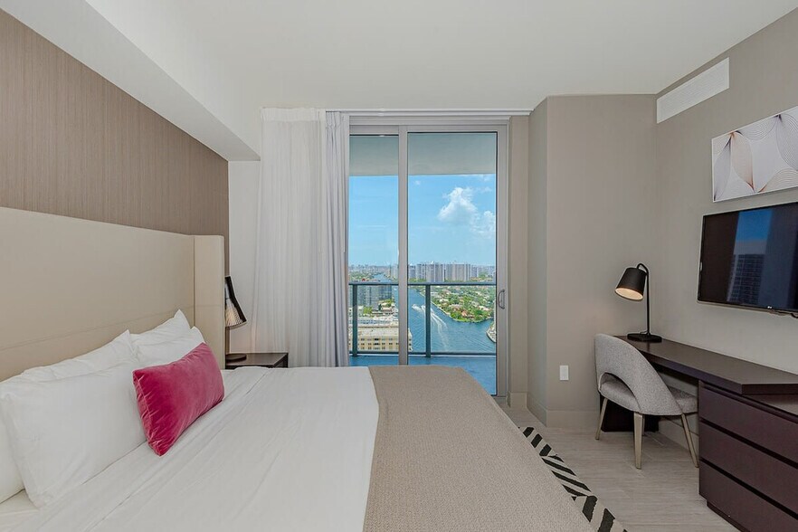 Building Photo - 4010 S Ocean Dr