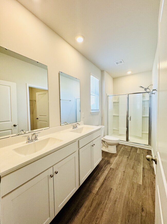 Building Photo - 1805 Castlebay Dr