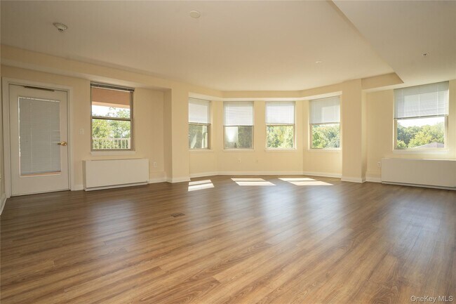 Building Photo - 300 E Overlook