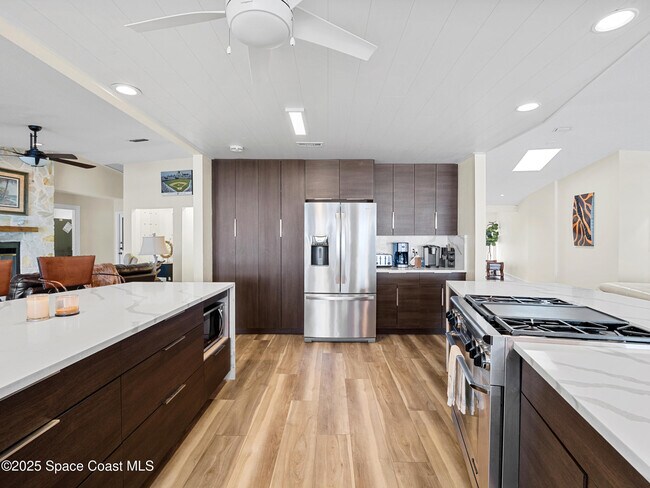 Building Photo - 165 Crispin St