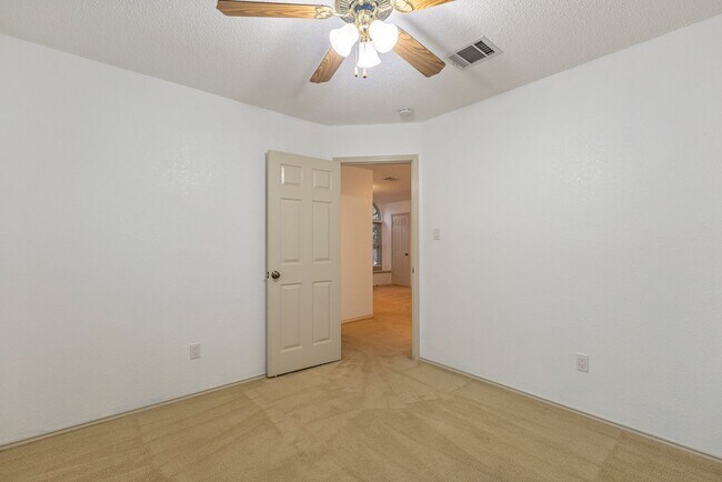 Building Photo - Beautiful North Austin Home