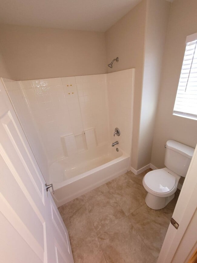 Building Photo - Immaculate 3 Bedroom Home in a Gated Commu...