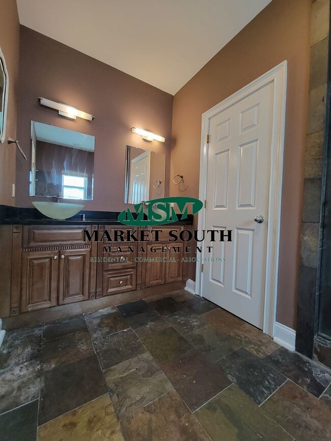 Building Photo - **REDUCED!!! Renovated Historic District!