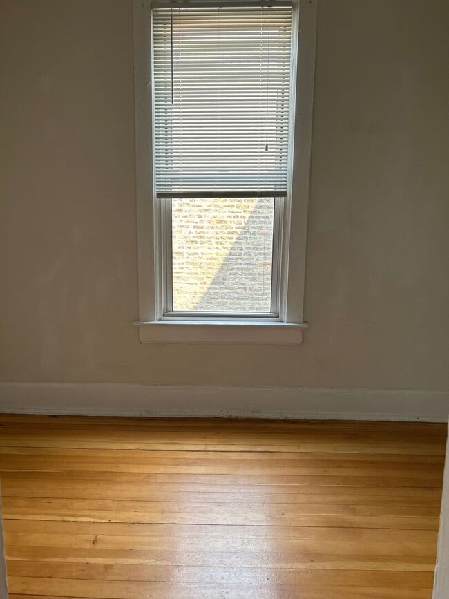 Building Photo - 862 N Hermitage Ave