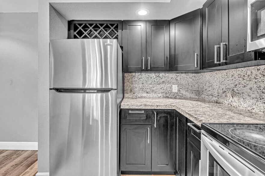 Building Photo - 3300 Pinewalk Dr N