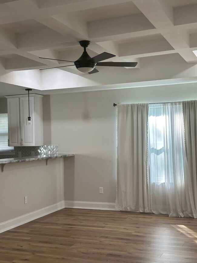 Building Photo - 3 Bedroom with extra Office Space AVAILABL...