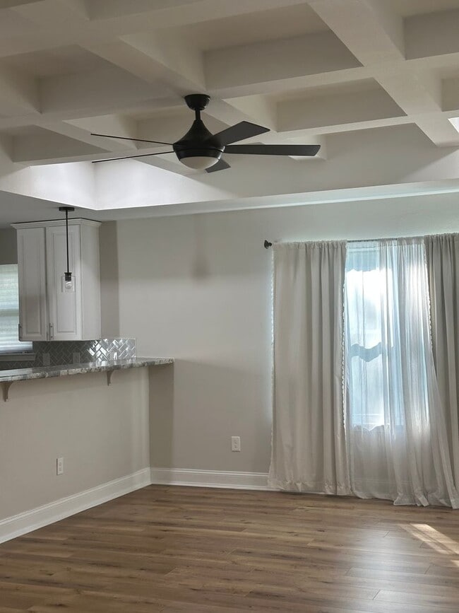 Building Photo - 3 Bedroom with extra Office Space AVAILABLE NOW!