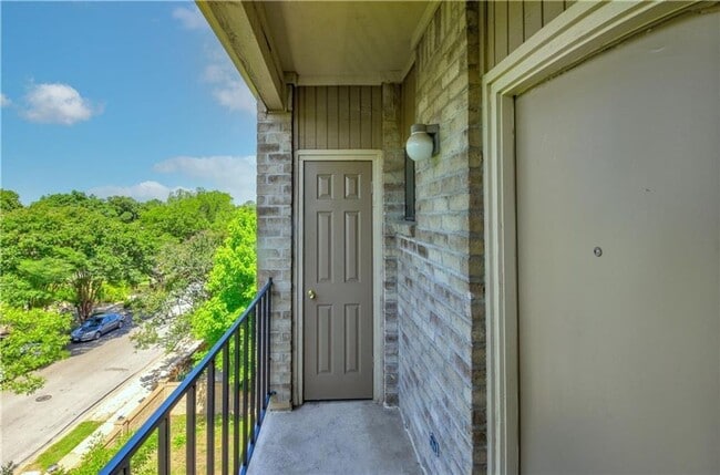 Building Photo - Furnished 1x1 North Campus Apartment on Guad