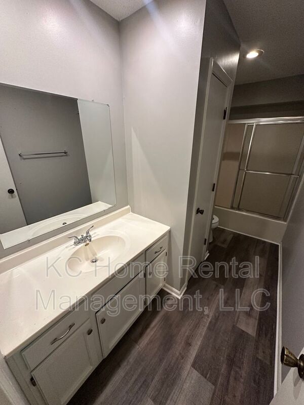 Building Photo - 808 SW Meadowridge Dr