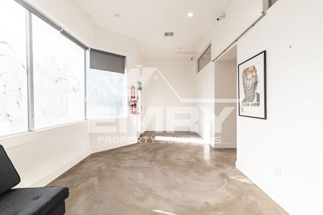 Building Photo - Prime Commercial Office Space Available Beverly Blvd Los Angeles