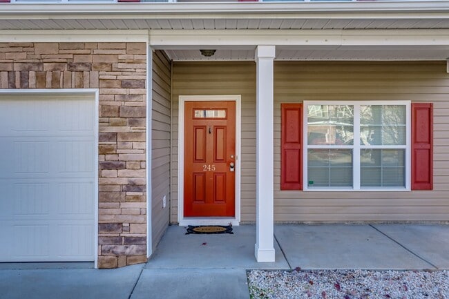 Building Photo - Amazing home in quiet and established neighborhood